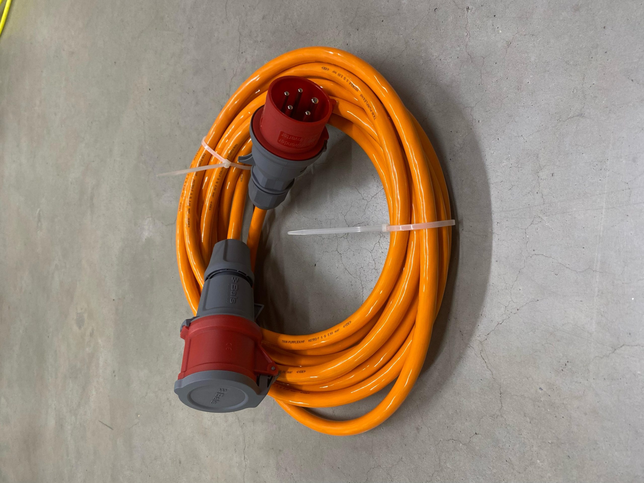 H07BQ-F Anwendung in Industrie und Baustelle. Robuste, flexible PUR-Leitung für Maschinen, Werkzeuge und mobile Stromversorgung.