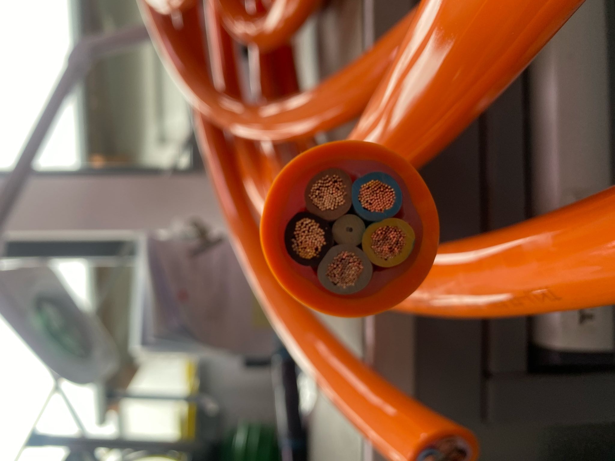 H07BQ-F Leitung: H07BQ-F Leitungen von TKW PURFLEX gehören zu den hochwertigen, flexiblen Leitungen, die speziell für industrielle Anwendungen und...